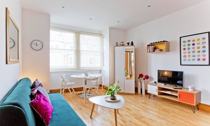 Canonbury Apartment | Convenient 1 bedroom apartment with parking