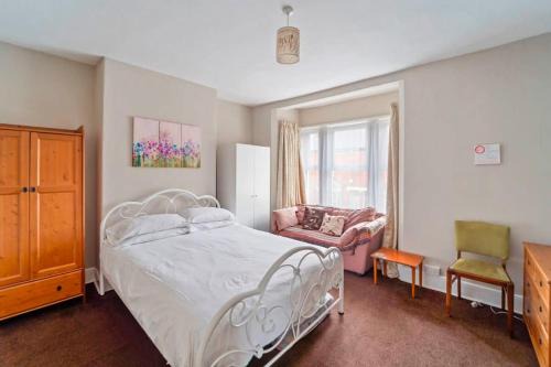 Wolverhampton House | Convenient 4 Bed Homely Retreat in Wolverhampton