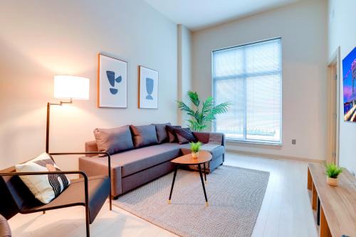 Crystal City Apartment | Convenient Apartment Near Major Sights