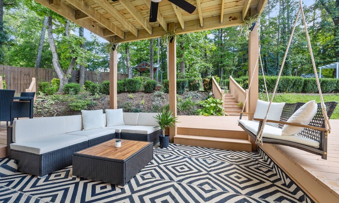Riverdale House | Convenient City Retreat with MASSIVE Backyard, 10 mins from Airport