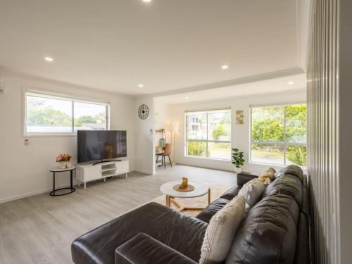 Robertson House | Convenient Comfort 4BR near Malls and Transport
