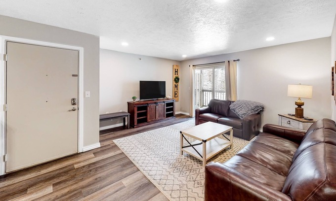 Branson Condo | Convenient Condo in Great Location w/Shared Pool, Private W/D, Free WiFi, Cable