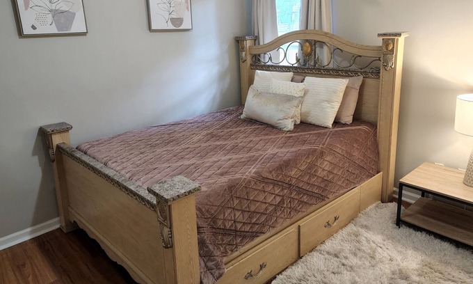 Riverdale House | Convenient, Cozy Private Room w/Private Bath