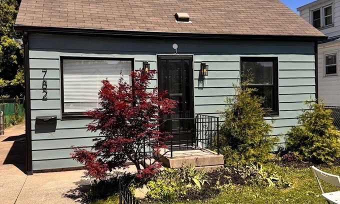 Windsor House | Convenient Family Home in Remington Park