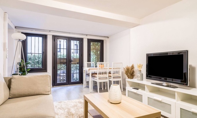Kabatas Apartment | Convenient Flat w Garden 10 min to Galataport