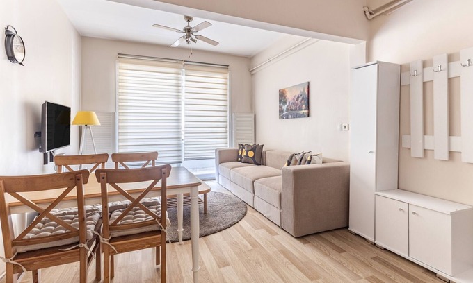 Moda Apartment | Convenient Flat with Balcony 7 min to Bull Statue