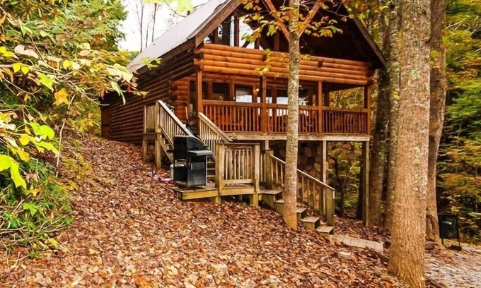 Gatlinburg - Pigeon Forge Cabin | Convenient Location, Between G. Burg 7 P. Forge and mins to everything Pets OK