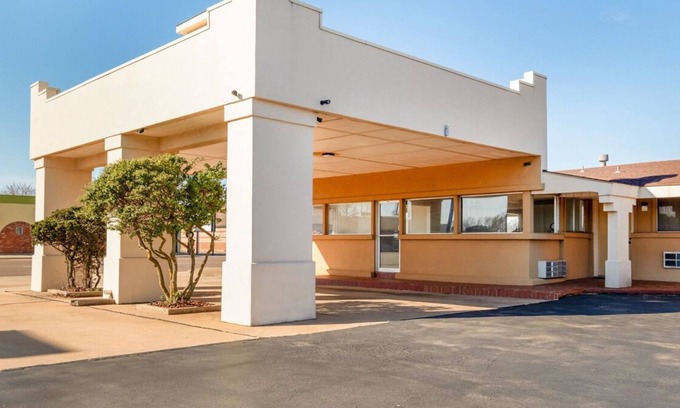 Elk City House | Convenient Location! Few Minutes Drive to National Route 66 Museum, Ackley Park