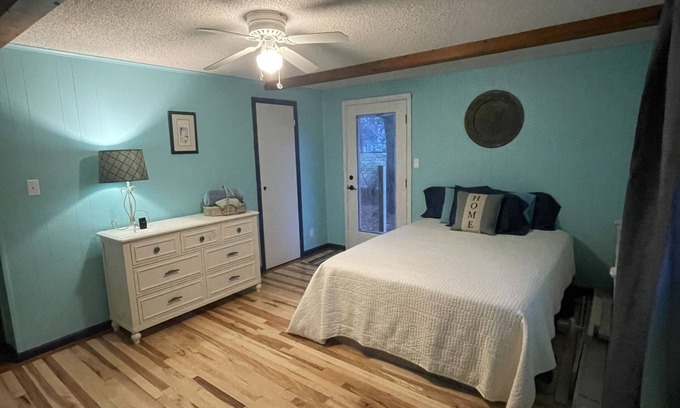 Reedville House | Convenient location! located next to Shell Landing boat ramp Reedville Va