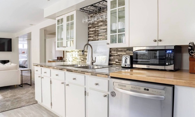 West Queen Anne Apartment | Convenient location! The Urban Oasis