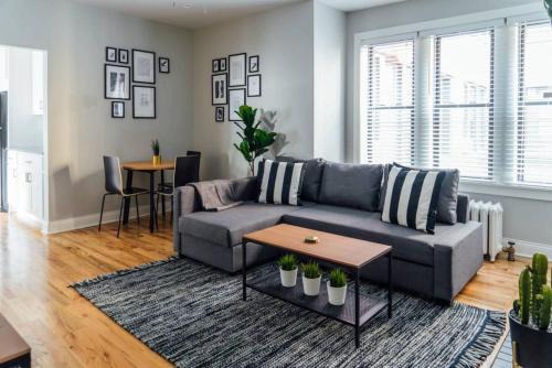 Boystown Apartment | Convenient & Newly Decorated 1BR Apartment - Roscoe 1D