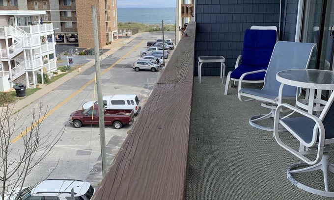 Midtown Ocean City Condo | Convenient oceanside condo close to the beach and with private balcony