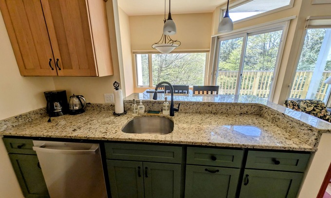 Warren Condo | Convenient Skier-friendly 1BR condo, pool, hot tub, gym, tennis, fireplace, wifi