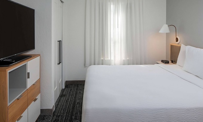 Falls Church Hotel | Convenient Stay! Fully-furnished, Pet-friendly, Near Washington Monument!