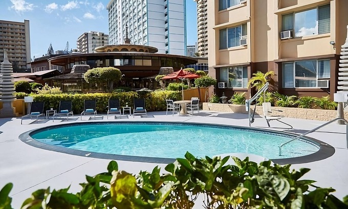 Ala Moana House | Convenient Stay in Hawaii! Onsite Pool, Pets Allowed, Minutes to Bishop Museum