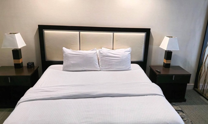 Ludlam Condo | Conveniently close - Convention Center, King Suite