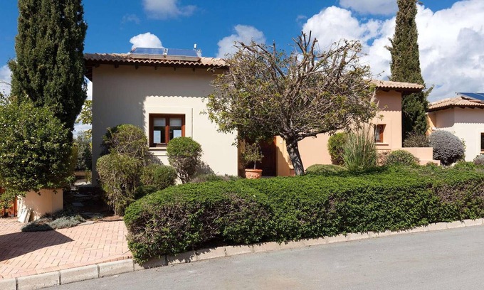 Kouklia House | Conveniently located in the Zephyros Village development of the Aphrodite Hills resort, this propert