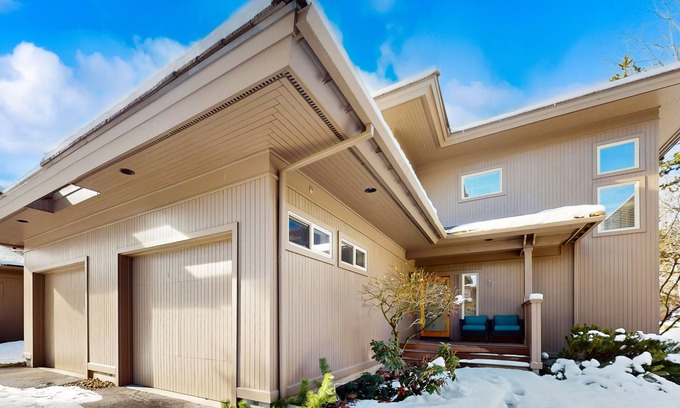 Broken Top House | Conveniently located townhome with kitchen, kitchenette, balcony & fireplace