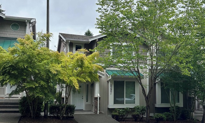 Des Moines House | Conveniently located for airport and downtown Seattle! Comfy for medium groups!