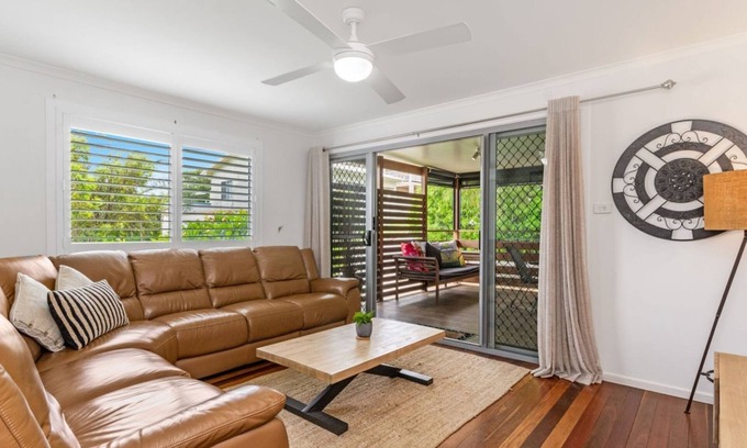 Yamba House | Convent Cottage | Pet friendly home in the center of town