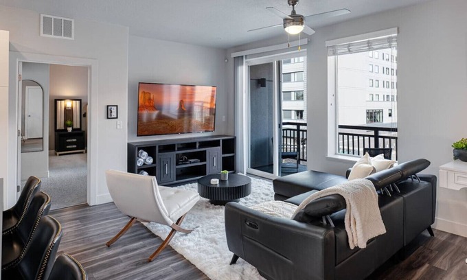 Rio Grande Apartment | Convention Ctr Style-2BR Pool/HotTub/Gym/Theatre