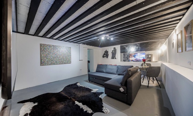 Kenton Apartment | Converted Cinema/Art Room to Studio Apartment nn