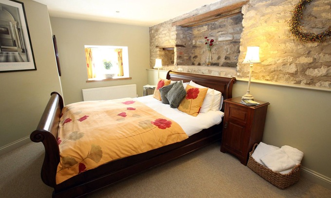 Kirkbymoorside Cottage | Converted stable Mews Cottage with one king bed Sleigh bedroom