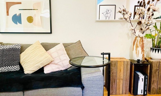 Seddon Apartment | Converted warehouse apt 17min from CBD