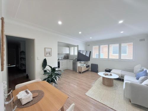 Coogee Apartment | Coogee Sunrise 2 Bed Apt with Parking, Work Desks & Balcony