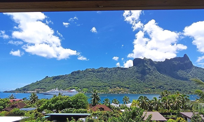 Otumai House | Cook's Bay Lodges - Fare Nui - Incredible view