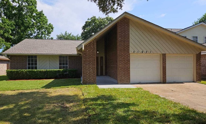 Memorial Parkway House | Cool 3-bedroom house with AC in Katy