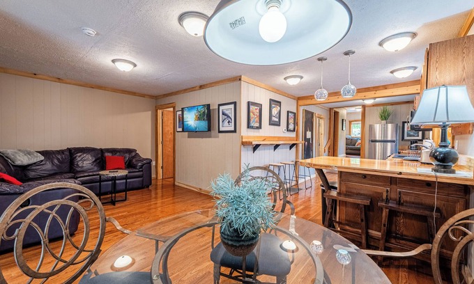 Fayetteville Cabin | Cool cabin in Fayetteville 1 mile from downtown, Hot Tub