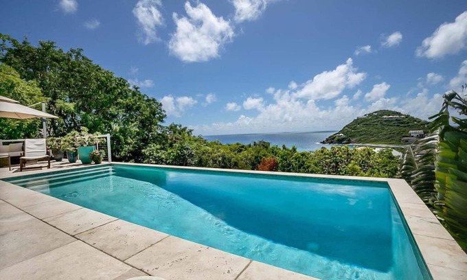 Hart Bay Villa | Cool Change Villa- Luxury Villa with Lush Landscaping & updated/modern amenities