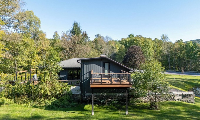 East Meredith House | Cool & Comfy Escape | Family Fun Awaits | Close to the Action