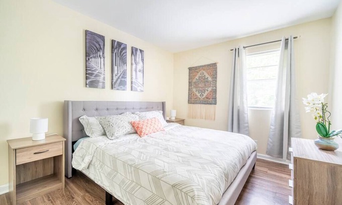 Durham Apartment | ★Cool Crib ★ King Bed ★ Long Term Stays ★ Duke★