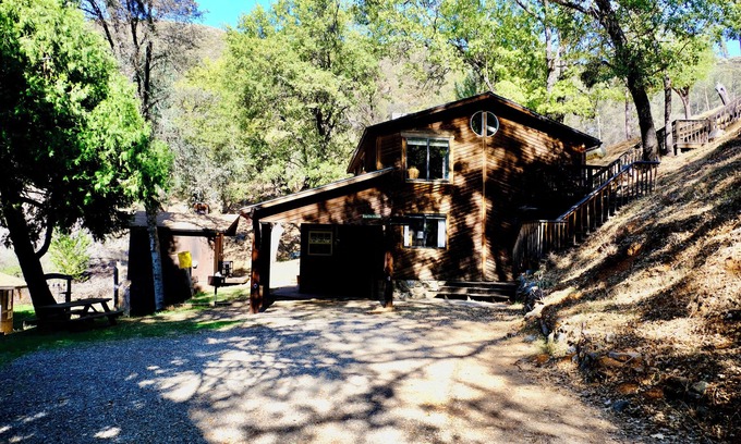 Midpines House | Cool Hippie House off Highway 140 and 27 miles from Yosemite Valley
