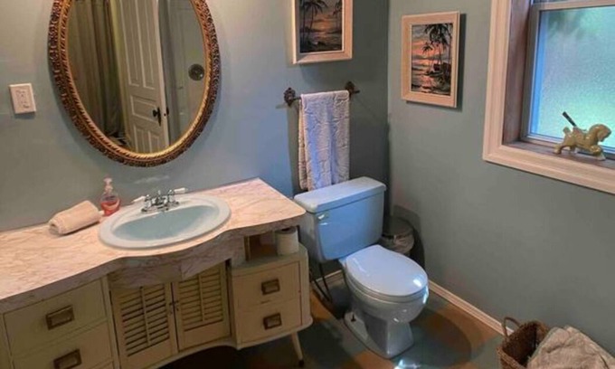 Niagara Falls Apartment | Cool, retro inspired apartment, full of atomic decor! 5 minute walk to the falls