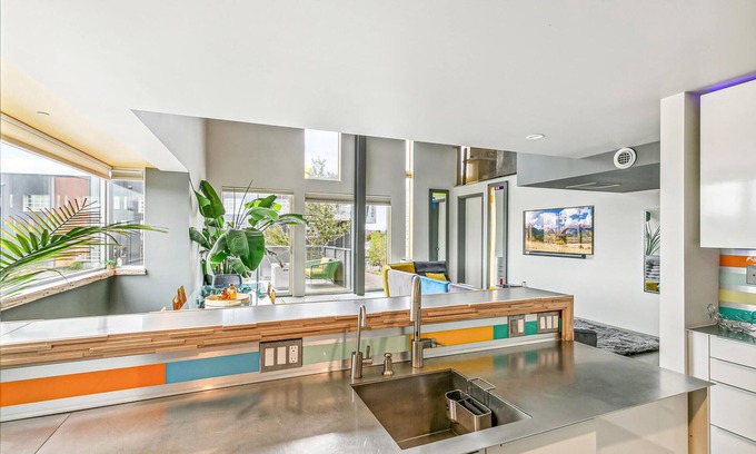 River North Art District Condo | Coolest loft in Denver with Food /Nightlife in River North Arts District