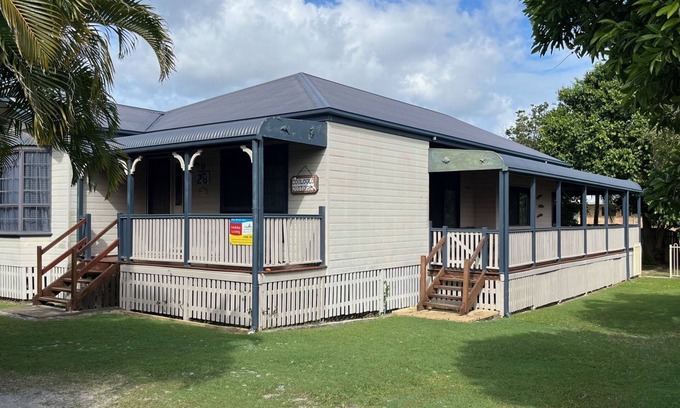 Rainbow Beach House | Cooloola Cottage - Rainbow Beach. Walk to everything and relax in comfort. Pet friendly too!