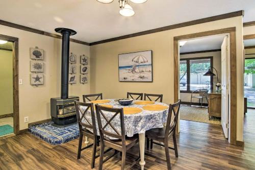 Coos Bay House | Coos Bay Cottage with Fireplace and BBQ Patio!