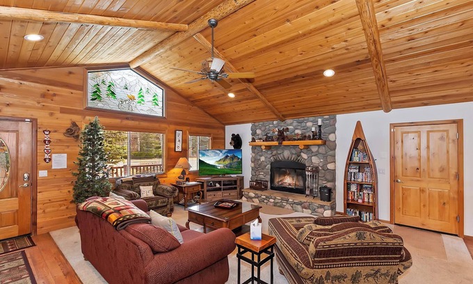 Castle Glen Estates Cabin | Copper Moose Lodge by Destination Big Bear : Castle Glen Estates! Hot Tub! Game Room with Pool Table! EV Charger!
