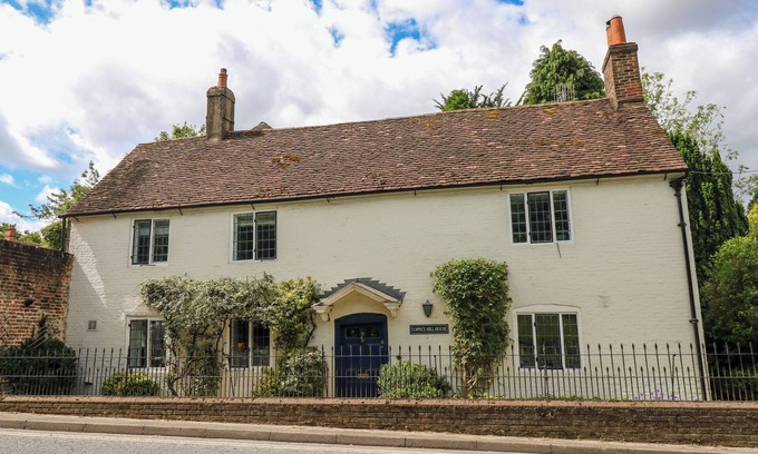Bishops Waltham Cottage | COPPICE HILL HOUSE, pet friendly, with hot tub in Bishop's Waltham