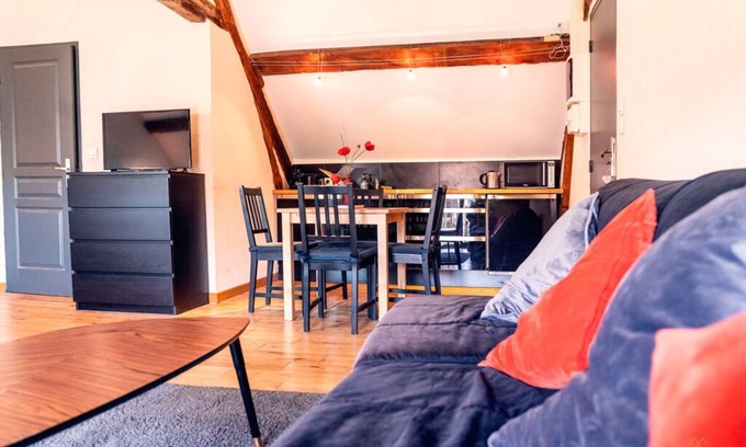 Bailly Apartment | "COQUELICOT" Large Studio (approx. 35m2) on the 1st floor, access by stairs. Capacity 5 people