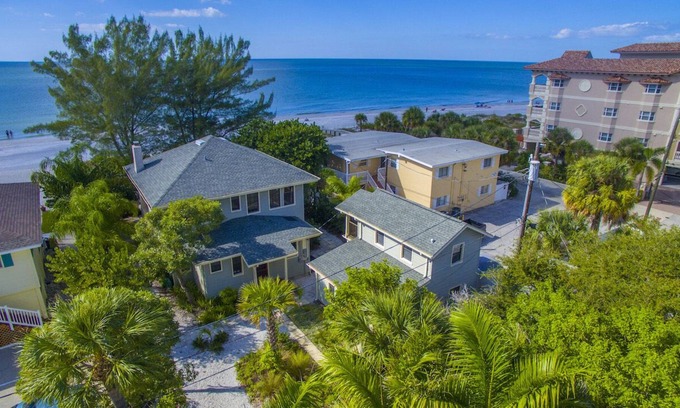 Indian Rocks Beach House | Coquina Beachfront Villas - DIRECT BEACH FRONT 5 BEDROOM HOME