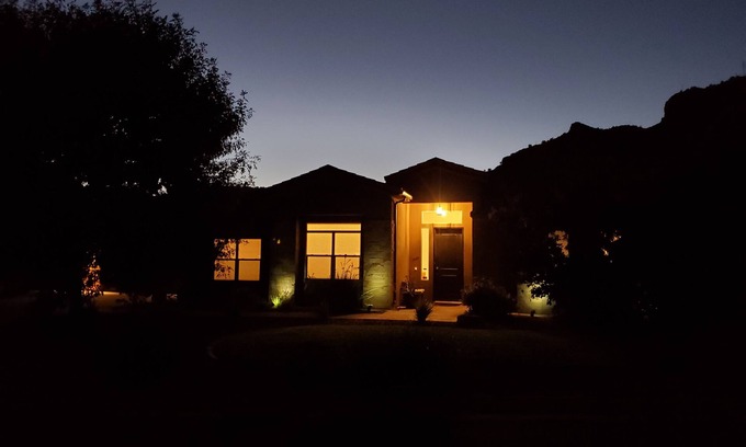 Kanab House | Coral Cliff View is a home nestled in the amazing vistas of Kanabs Toms Canyon.