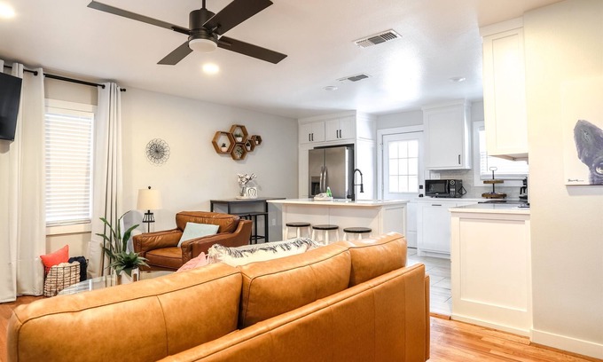 Lubbock House | Coral Cottage by Park in Med Dst