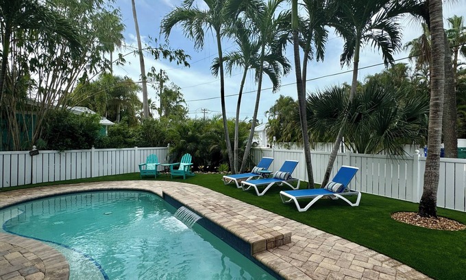Anna Maria House | Coral Cove: Walk to the Beach! Heated pool! Prime North End!