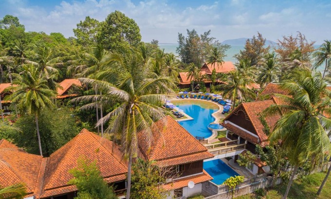 Phongprasan Resort | Coral Hotel Bangsaphan