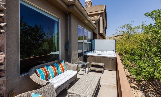 Washington House | Coral Ridge 1924 | Dog Friendly with a Private Hot Tub & Beautiful Community Pools!