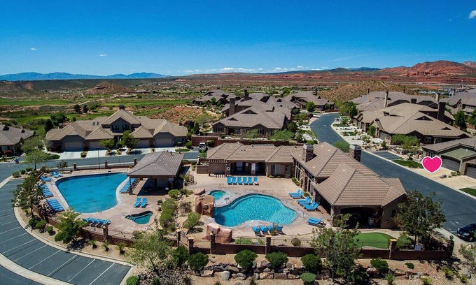 Washington House | Coral Ridge Retreat 1! Right Across the Street from Pools!